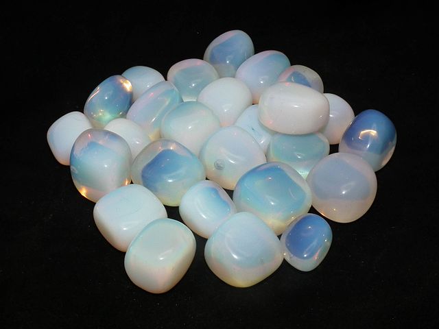 640px-10-20MM_Tumble_Polished_Opalite